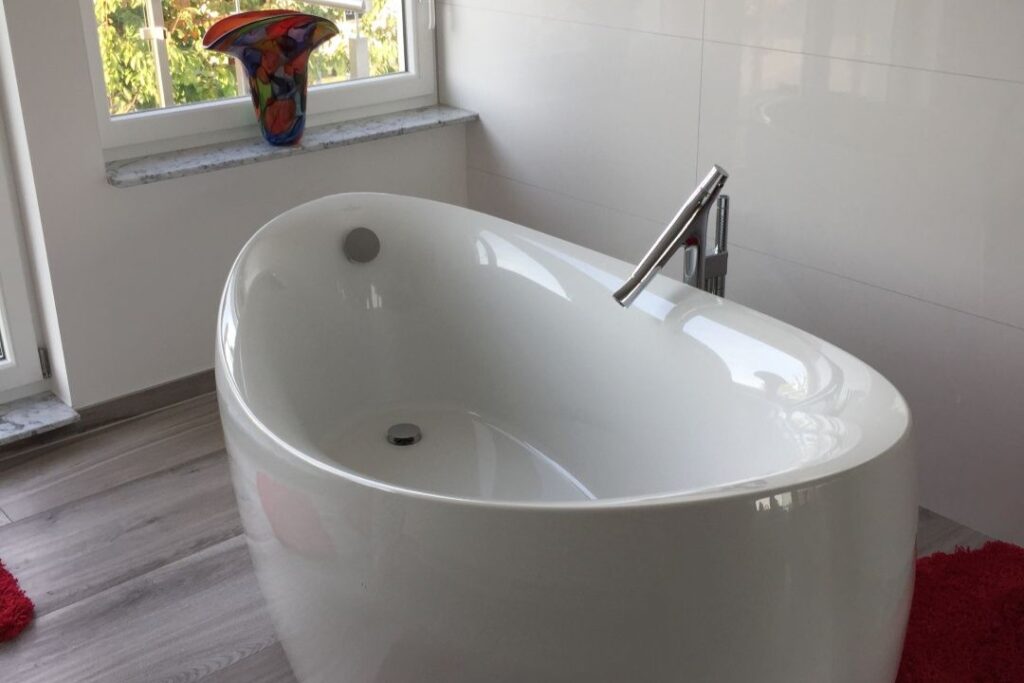 Ovale freistehende Badewanne
